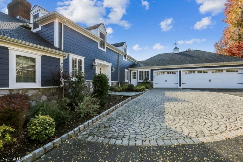 A premier location with breathtaking skyline views !