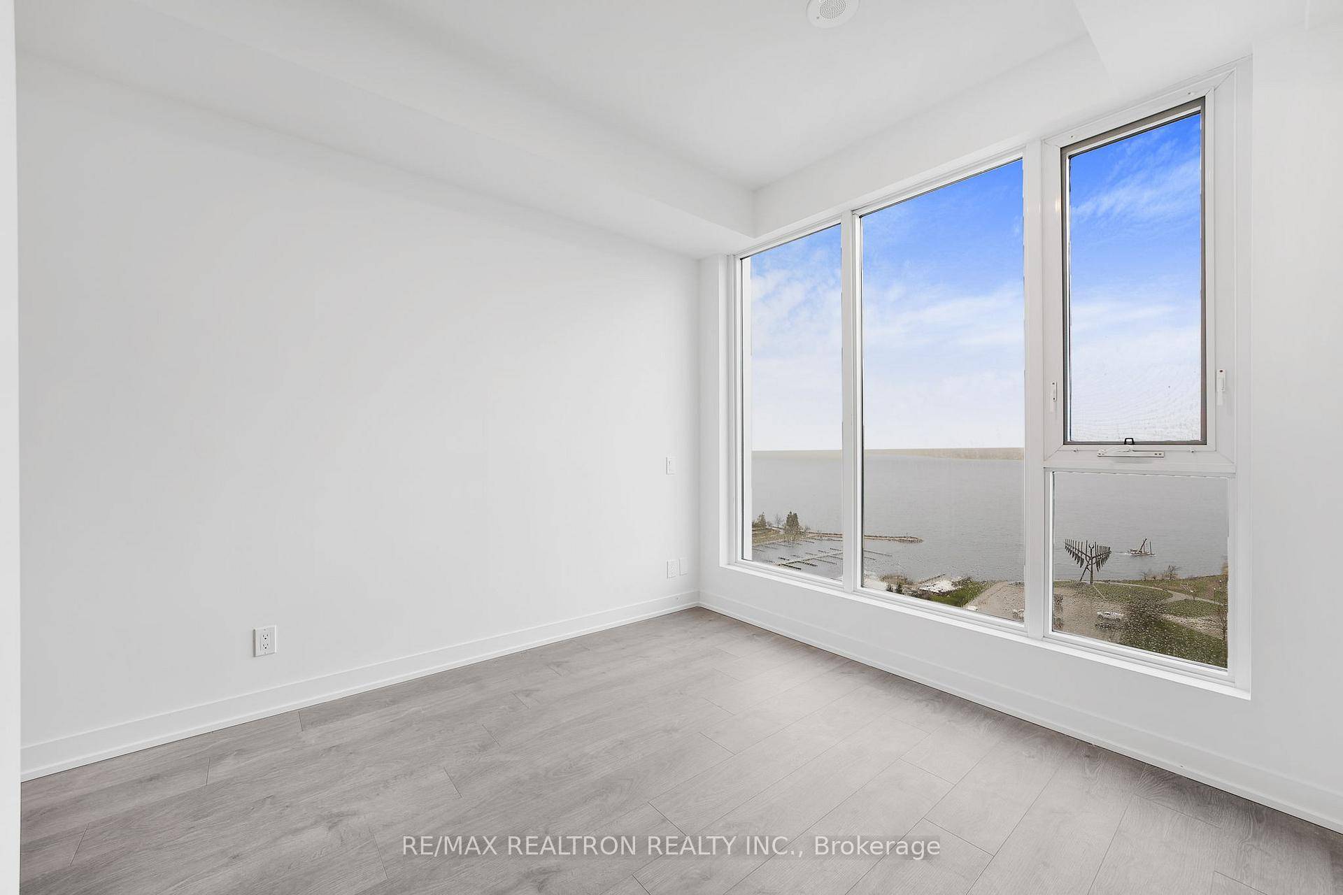 South Waterfront Views From Every Room !