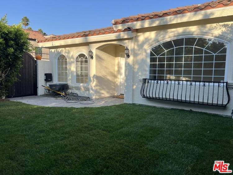 712  N Vista St 3BR Hollywood Hills East La