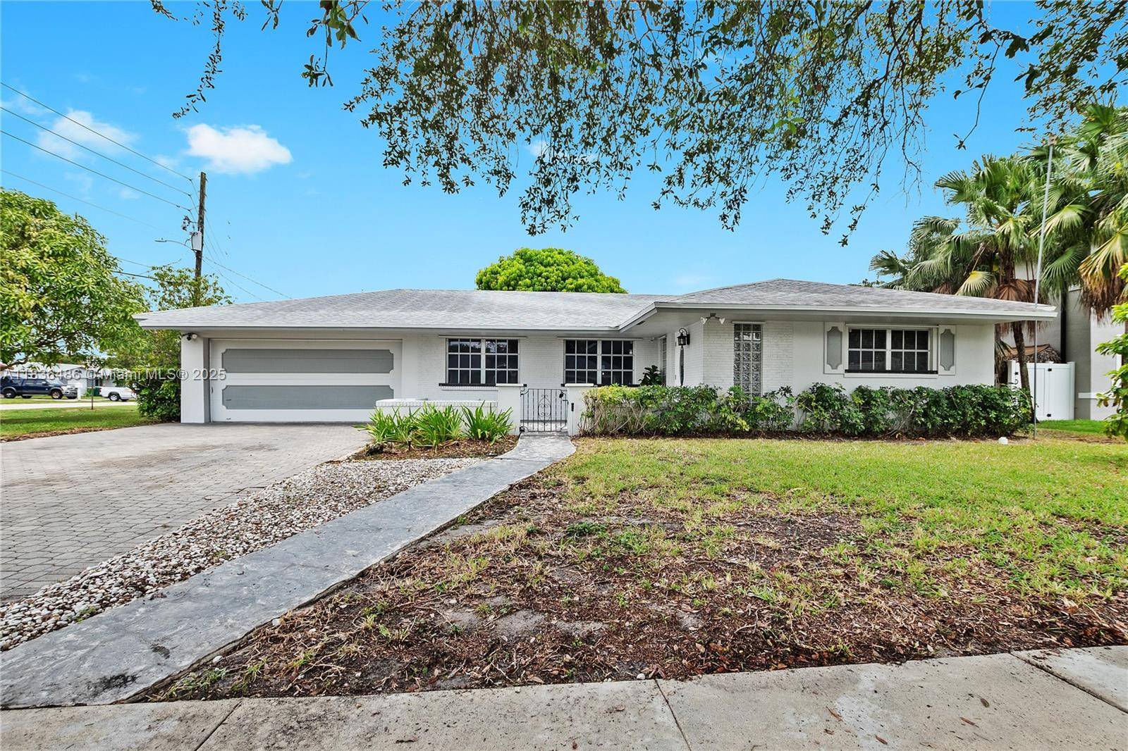 NO HOA Corner Lot, 3 bedroom, 2 bath home located in the heart of Plantation.