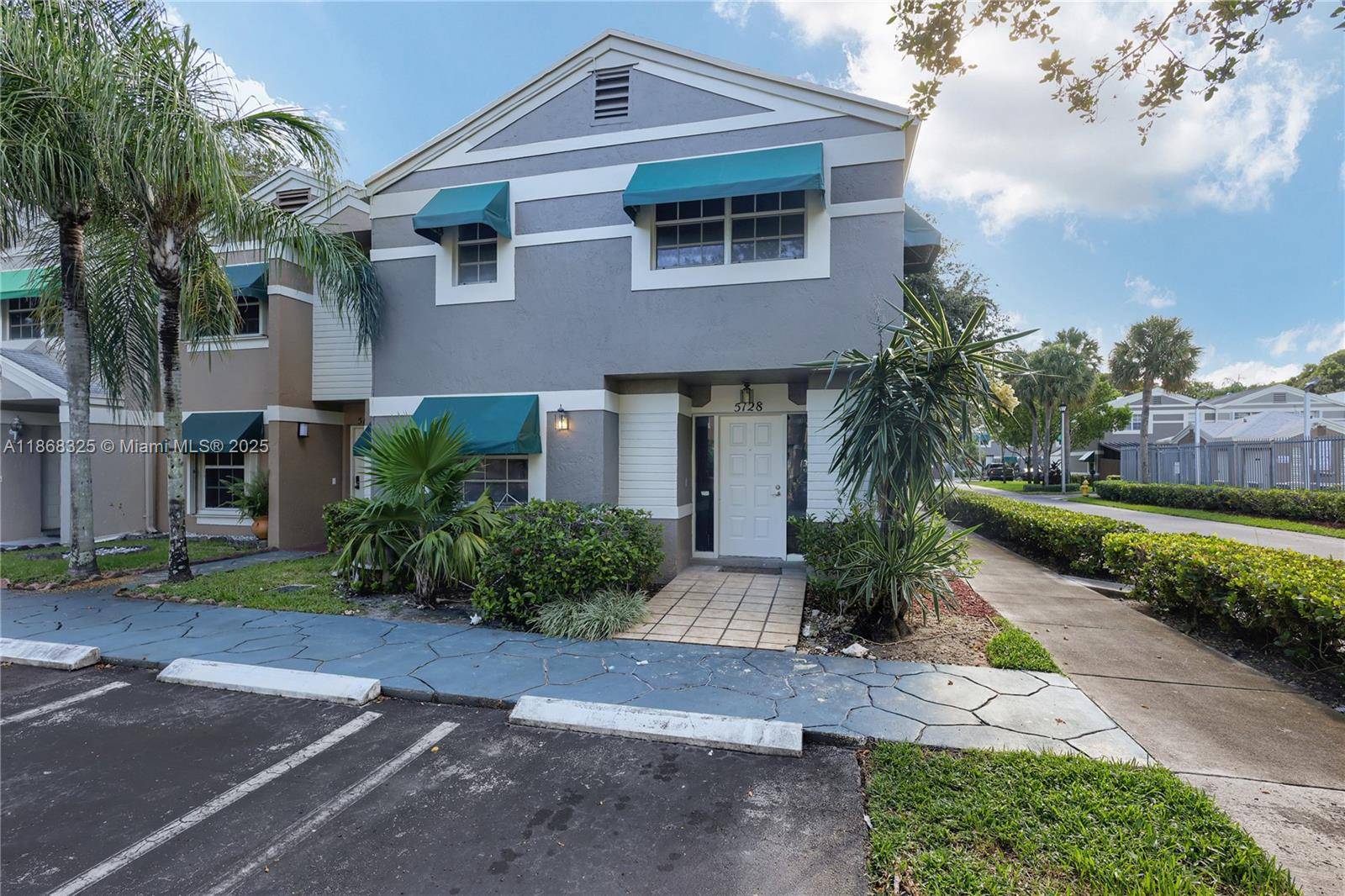 DON T MISS THIS 2 STORY 3 3 FULLY REMODELED TOWNHOUSE.