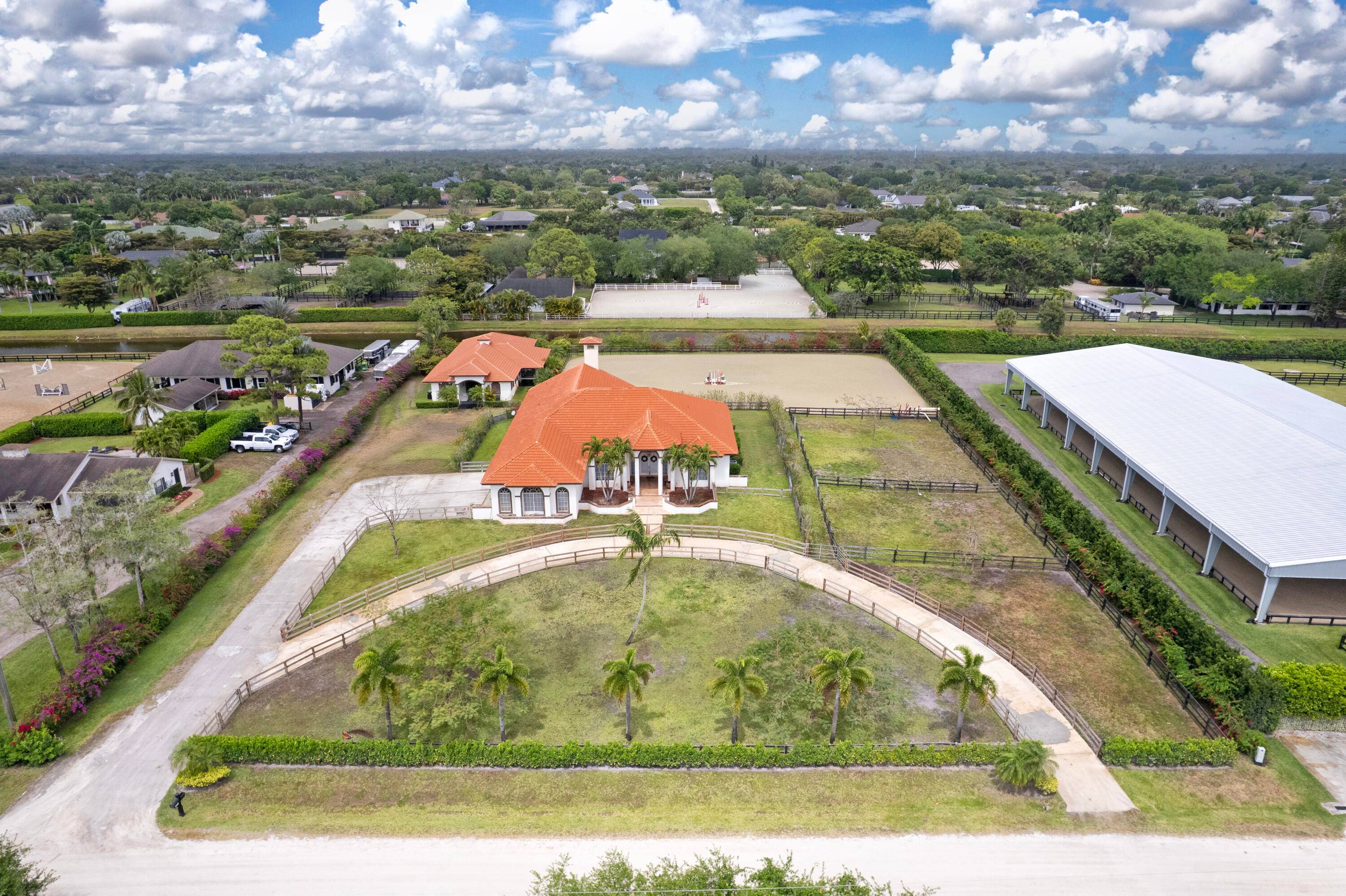SADDLE TRAIL SPECIAL ! 2 acre equestrian property that is a 12 min hack to the showgrounds.