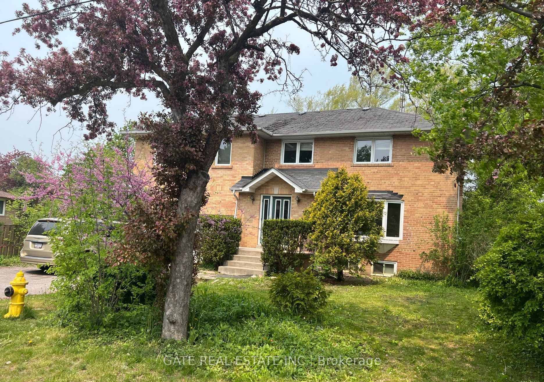 Located in the prestigious Willowdale neighbourhood, this spacious two story home sits on a large 60 x 125 ft lot and offers a prime opportunity for home buyers, investors, or ...