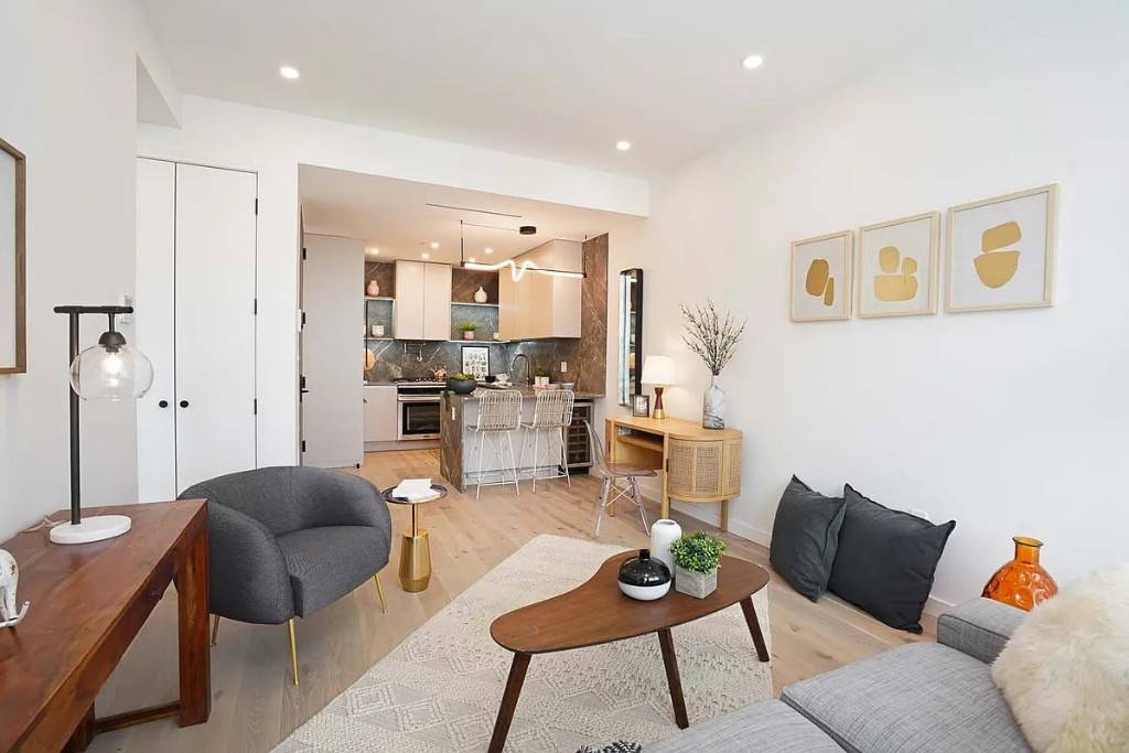 This is a luxury 1br apartment in a boutique condo building with a fully furnished rooftop terrace.