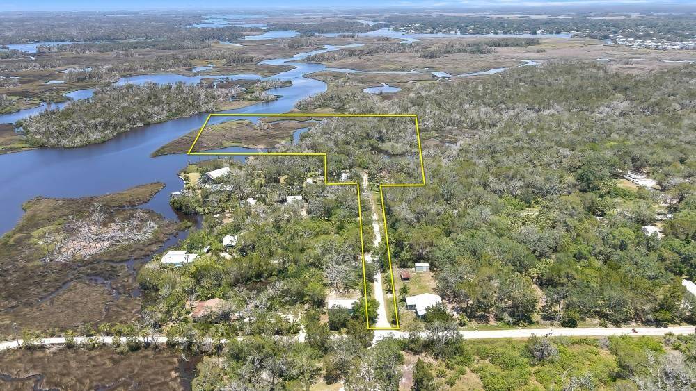 Own an exceptional piece of natural Florida paradise three contiguous waterfront lots on the picturesque Homosassa River.