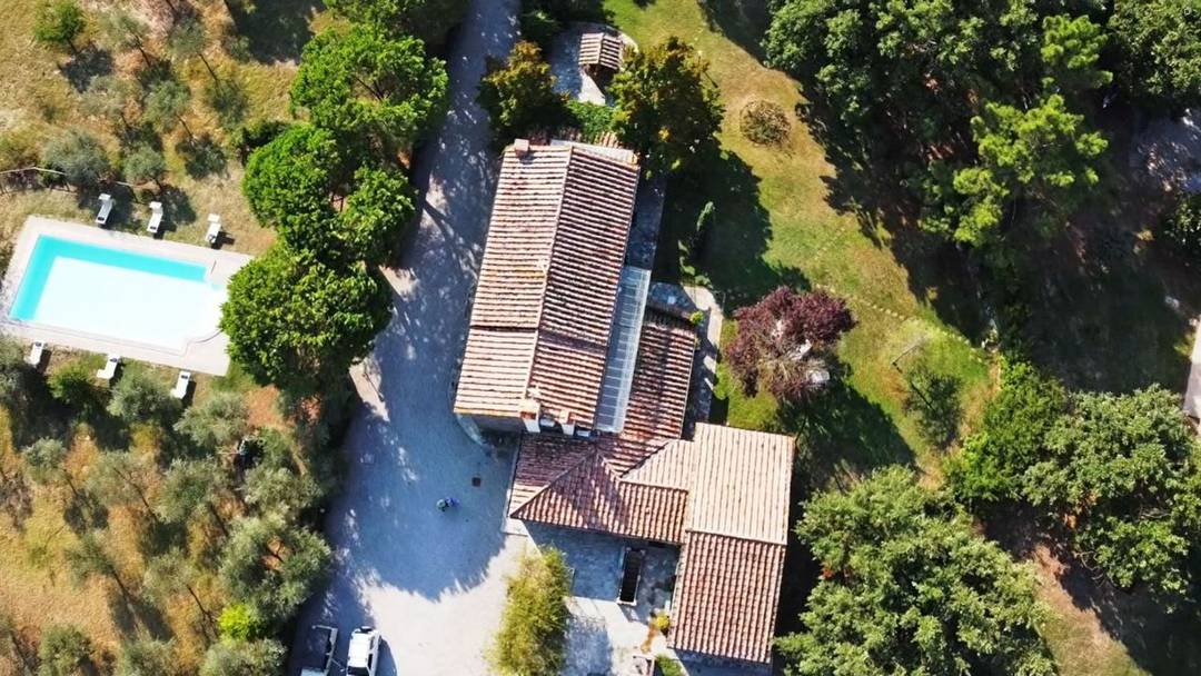 Recently restored country house for sale in Cortona, Tuscany, nice position. The estate is at a very short distance from Umbria and the Trasimeno Lake