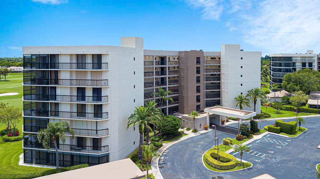 Enjoy the bedroom apartment with outstanding view of the golf course and lakes.