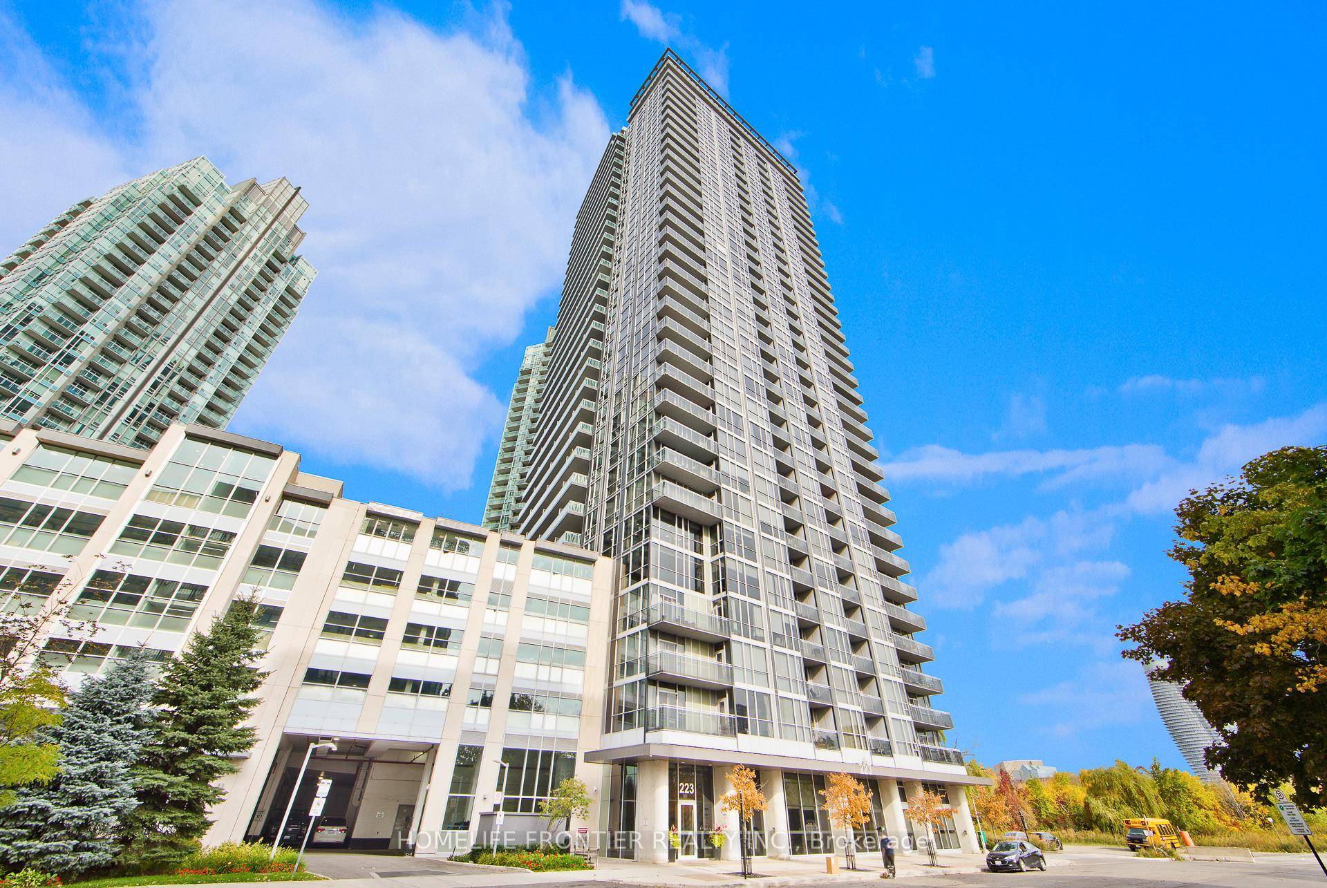 Rare Penthouse Suite w Stunning Lake amp ; city Skyline Views in the heart of Downtown Mississauga !