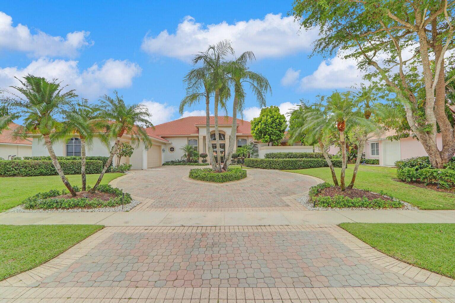 PREMIER GOLF. Enjoy the 2025 2026 season in luxury at this beautifully appointed home in the prestigious Egret Point neighborhood of Ibis Golf Country Club.
