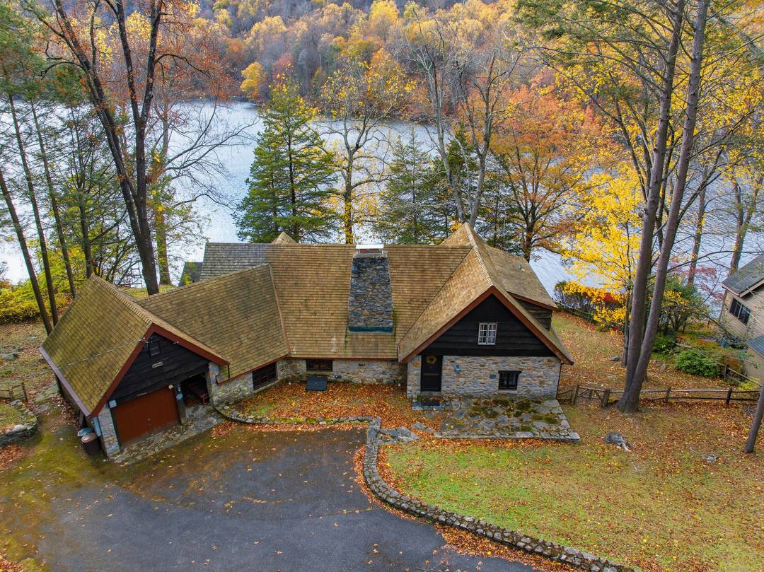 Welcome to 23 and 24 Echo Drive, New Milford, CT a timeless gem first introduced to the market by the family who originally built it.