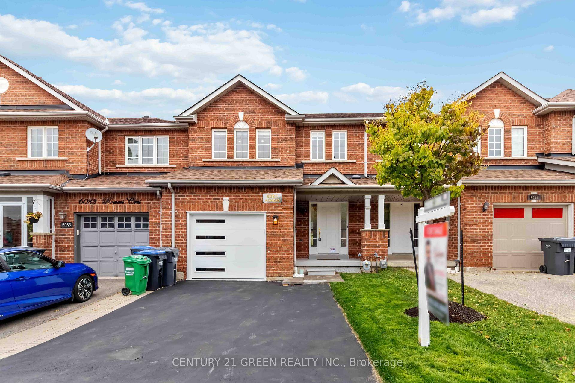Absolutely stunning Freehold Townhome in the heart of Mississauga NO POTL or Maintenance Fees !