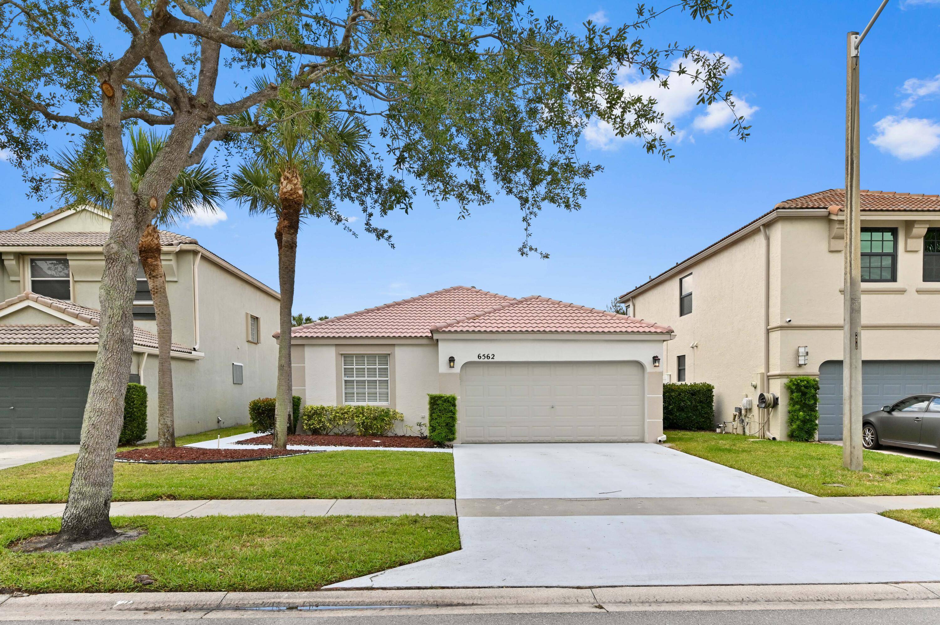 Welcome to this charming one story home located in the desirable Smith Farm community, a gated and manned neighborhood offering comfort, security, and convenience.