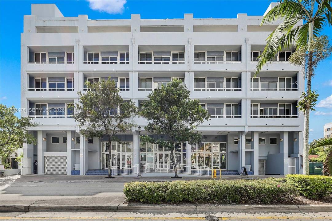 Located in the heart of Coconut Grove, this spacious open loft residence at Cocostyle offers exceptional walkability to some of Miami s best dining, shopping, and entertainment.