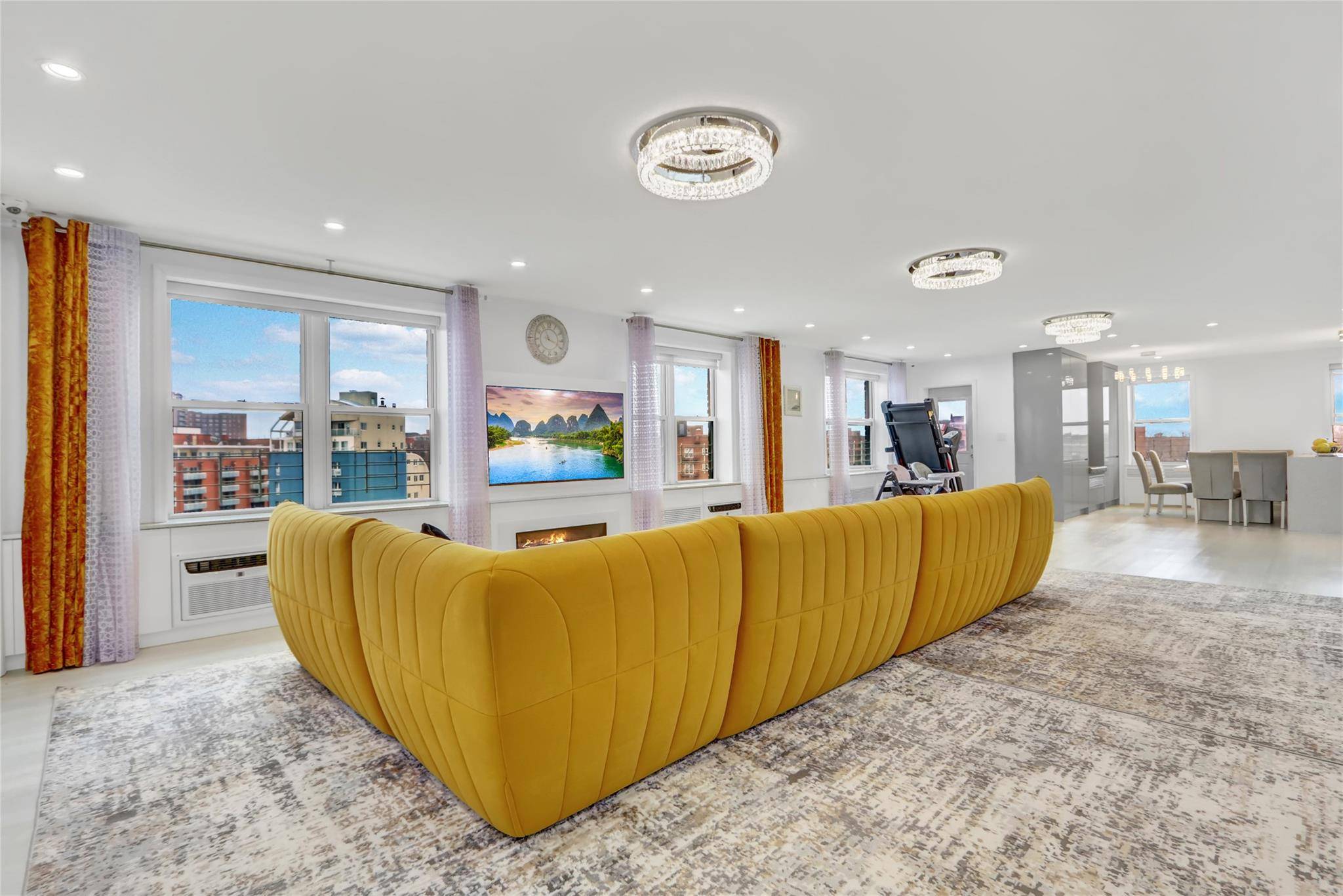 Beautiful excellent condition condo in Forest Hills.
