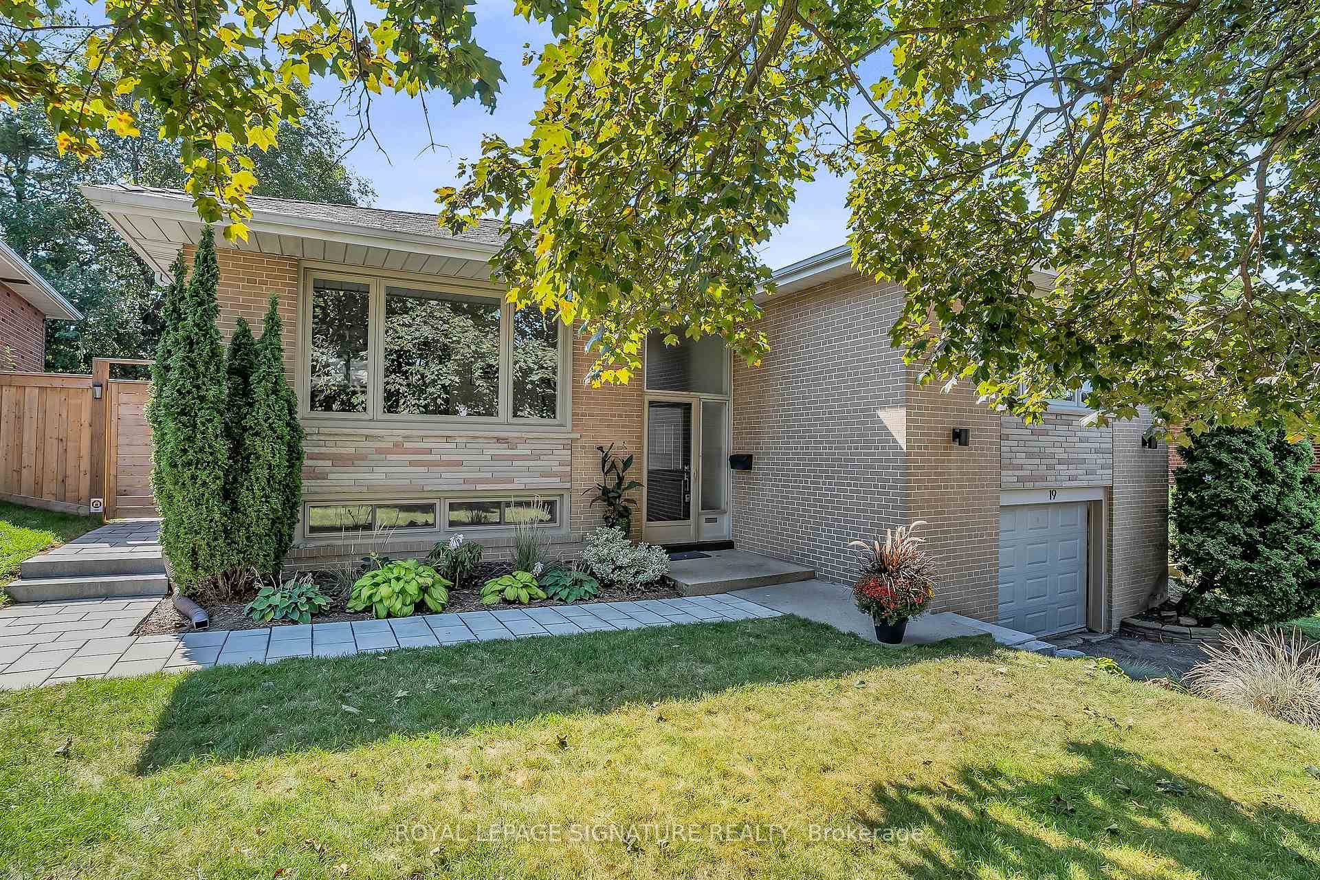 Here's your chance to live on a coveted street in the friendly Parkwoods neighbourhood.