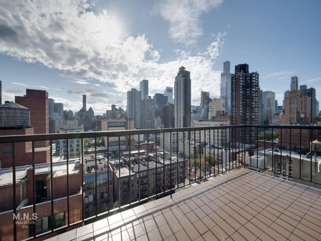 HIGH FLOOR LARGE 3 BEDROOM DUPLEX AVAILABLE 10 15Don't miss out on this light filled and spacious 3 bedroom apartment in a beautiful boutique elevator building on the UES.