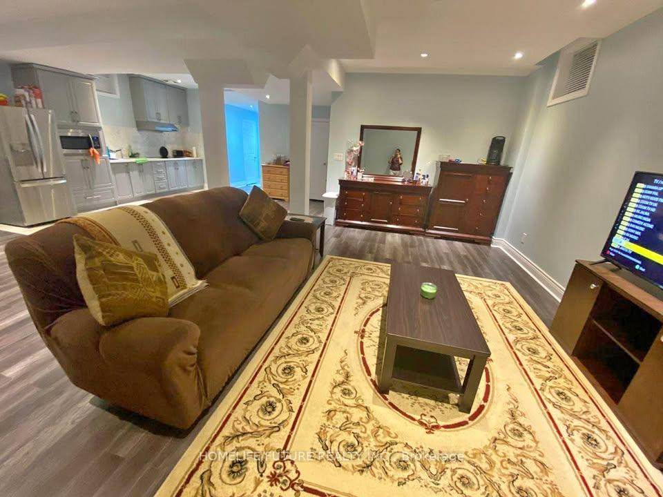 Welcome To Two Bedroom With 9 Foot Ceilings In Prestigious Credit Valley Community.