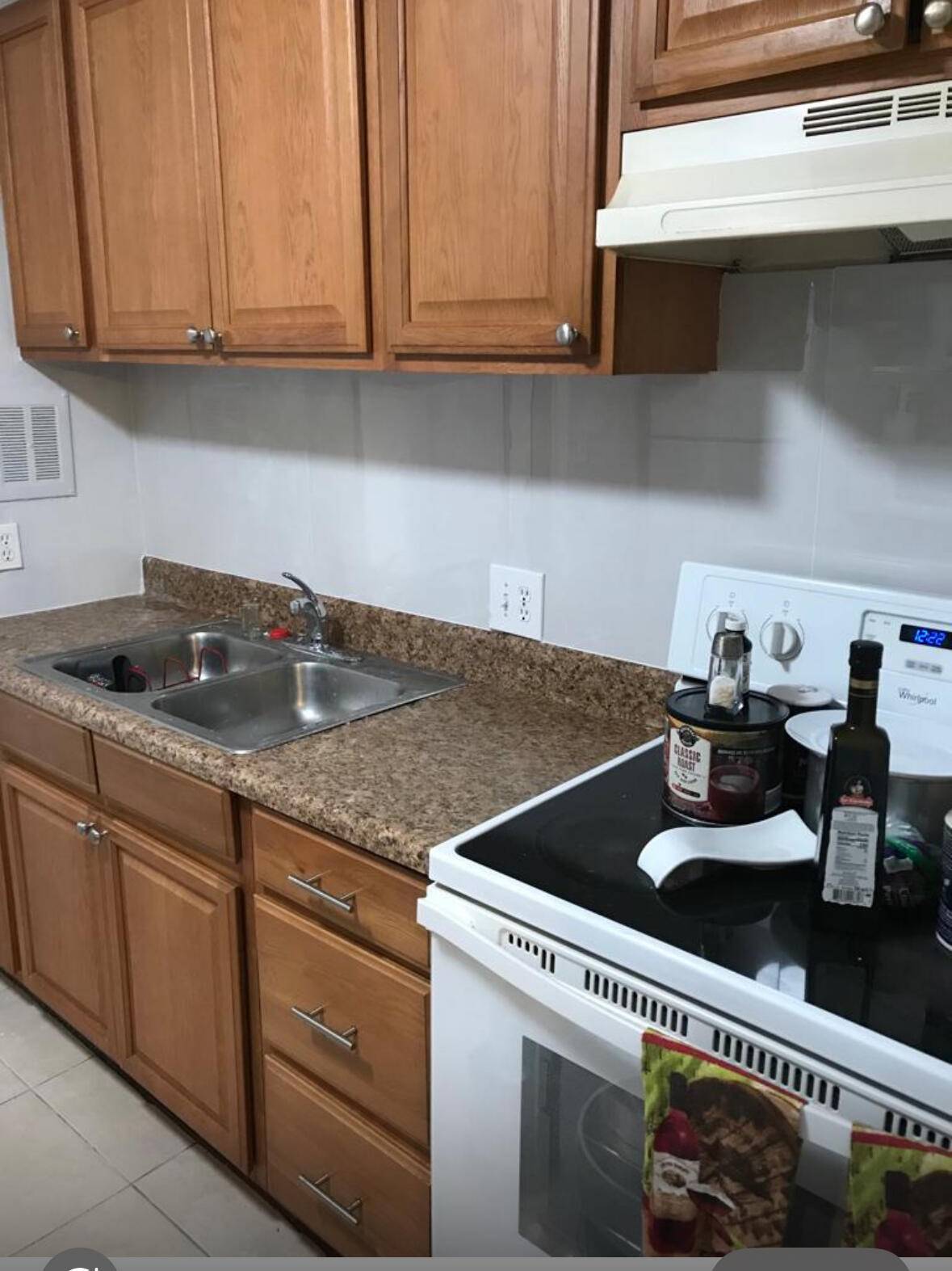 INVESTORS DREAM, WONDERFULL LOCATION, ONE MILE FROM THE BEACH, CLOSE TO EVERYTHING, SHOPPING AND PUBLIC TRANSPORTATION.