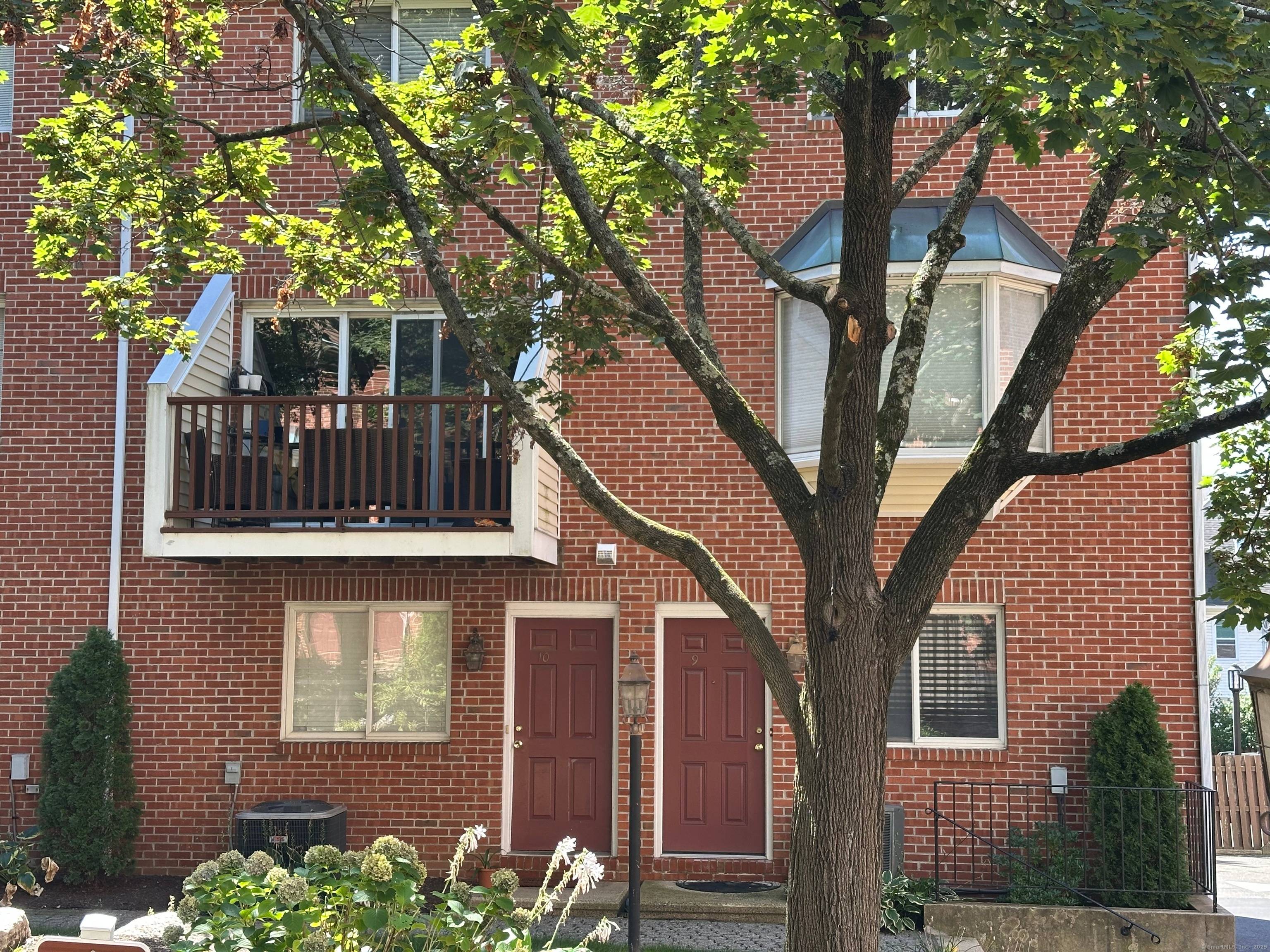 Sophisticated downtown living at its best !