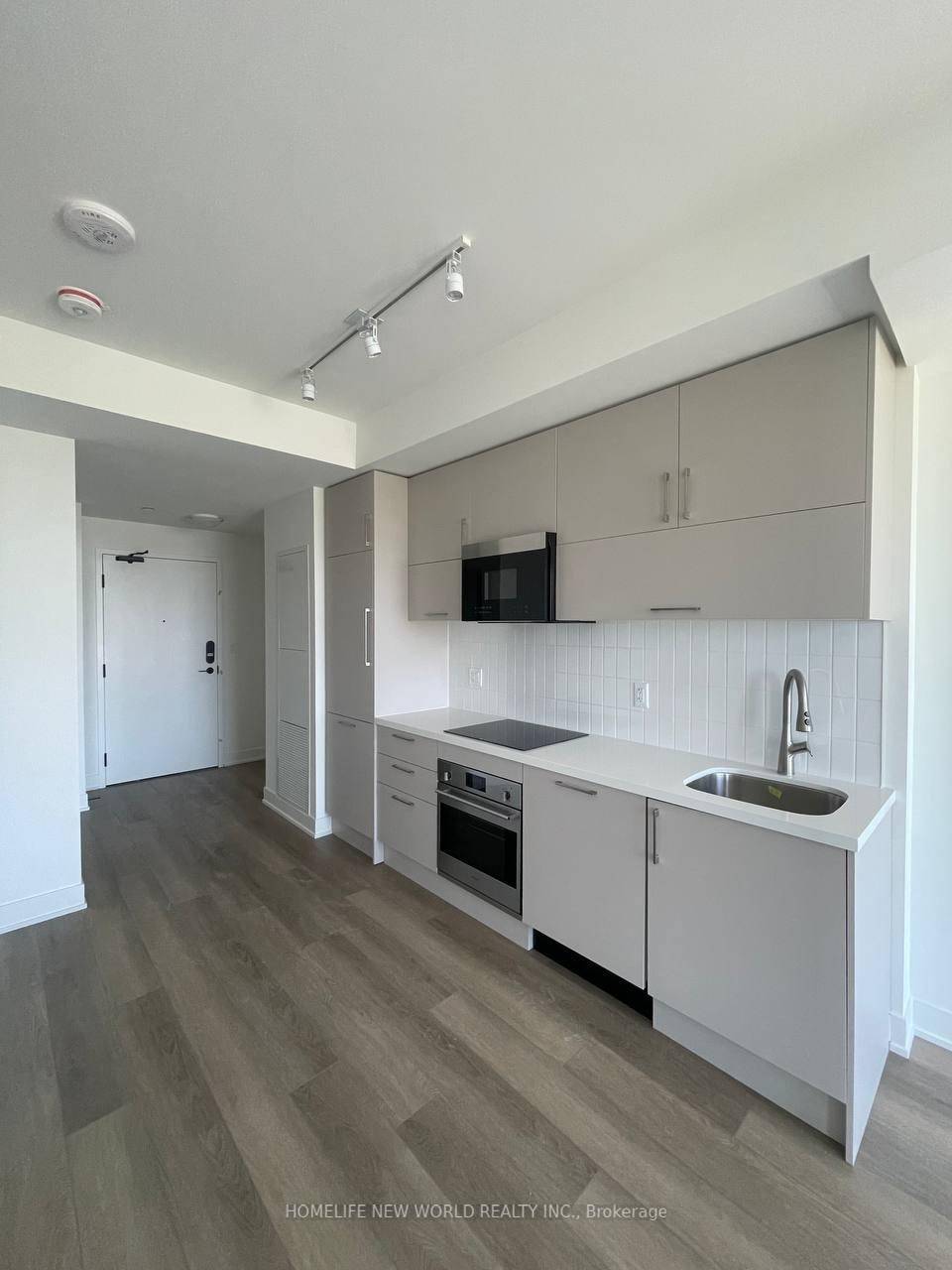 Live in luxury in the heart of Downtown Markham !