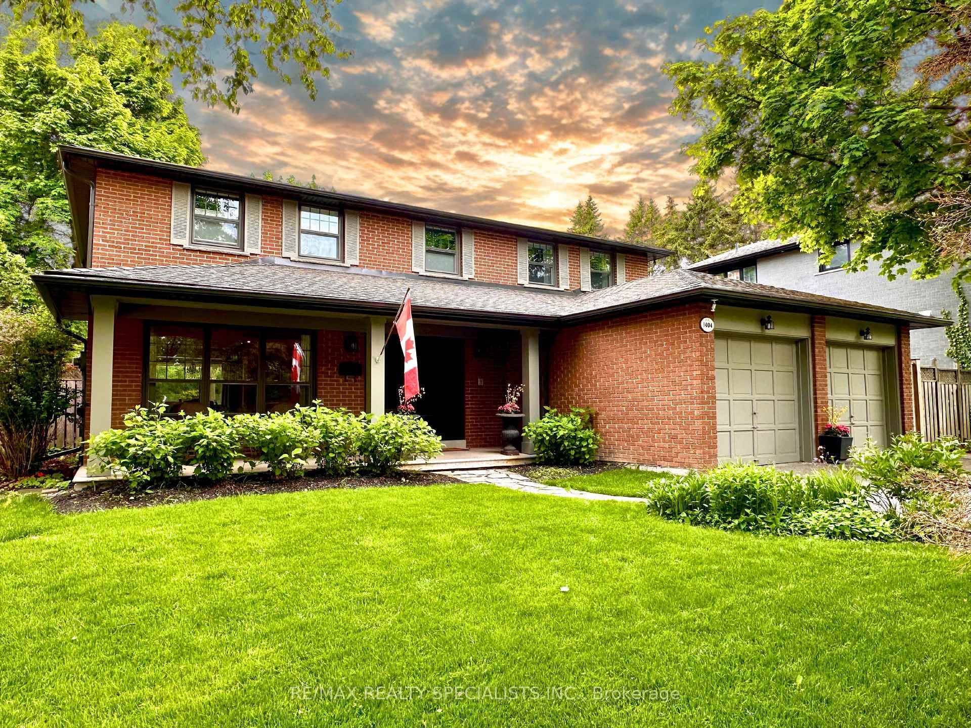 Lorne Park Picture Perfect And Family Focused Describe This Extensively Upgraded Home Set In One Of The GTA's Top Family Neighbourhoods.