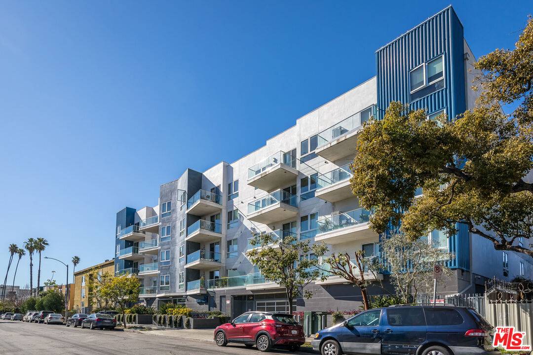 105  S Mariposa Ave 2BR Mid Wilshire La