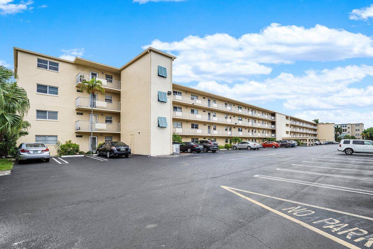 VRG of Boynton Beach offer this spacious, furnished, 1 bedroom, 1.