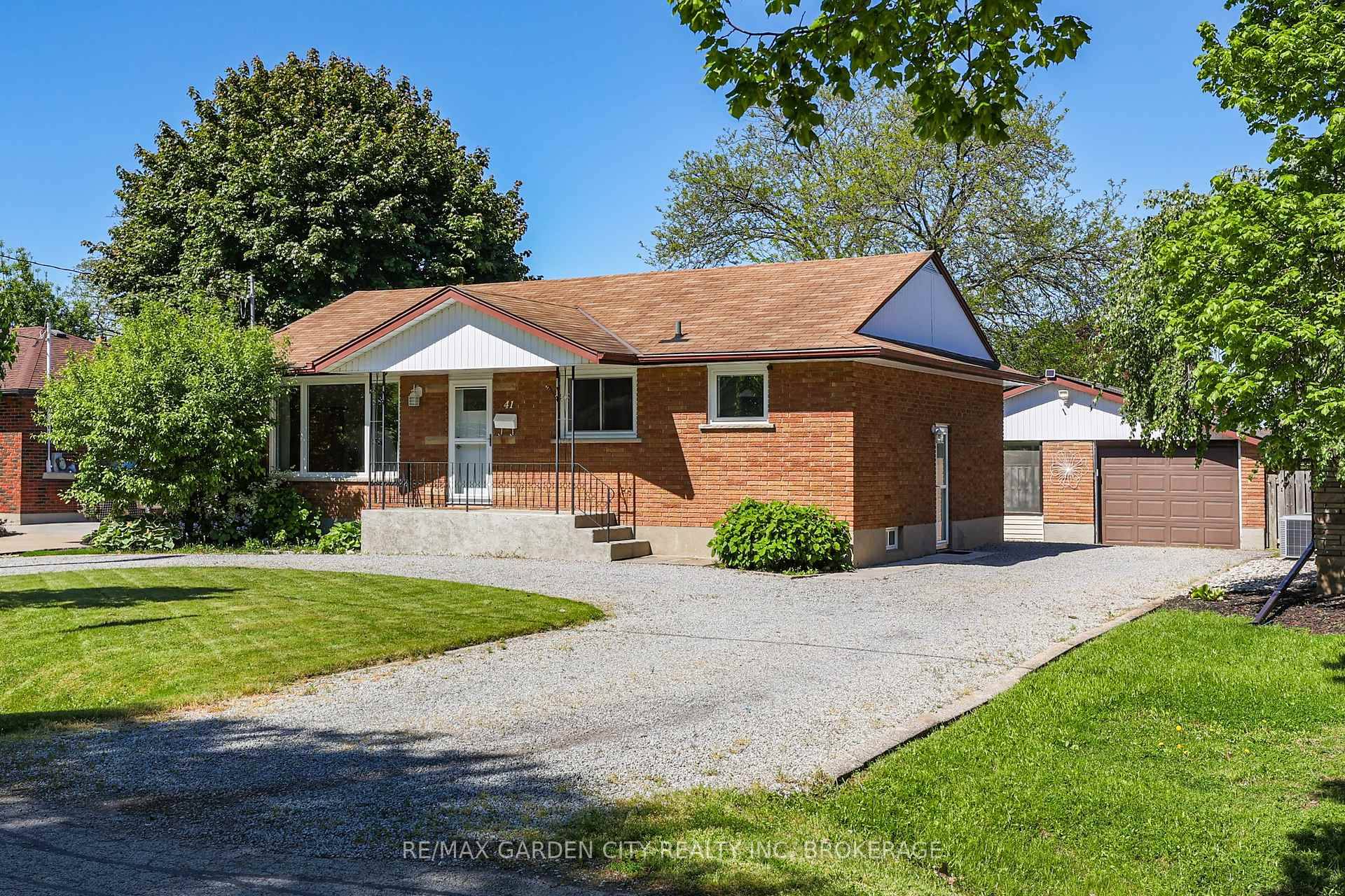 Classic North End St. Catharines Bungalow !