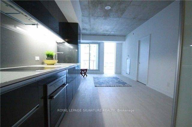 Open concept, bright 2 bed condo !