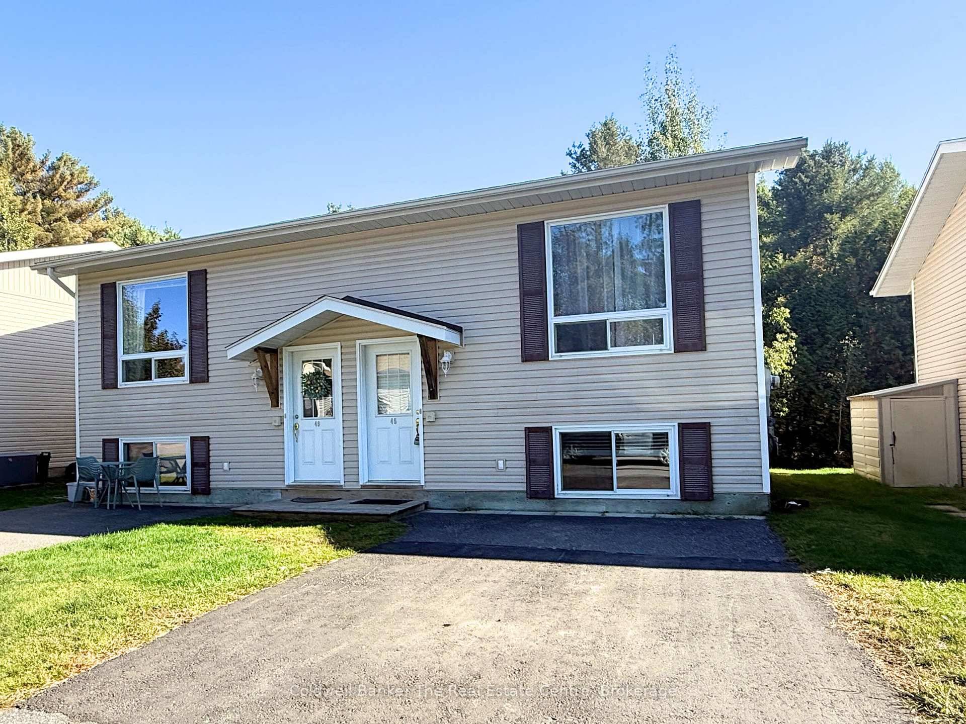 Welcome to 200 Pine Street, Unit 45 a fantastic opportunity for first time buyers, investors, or anyone looking for low maintenance living in Bracebridge !