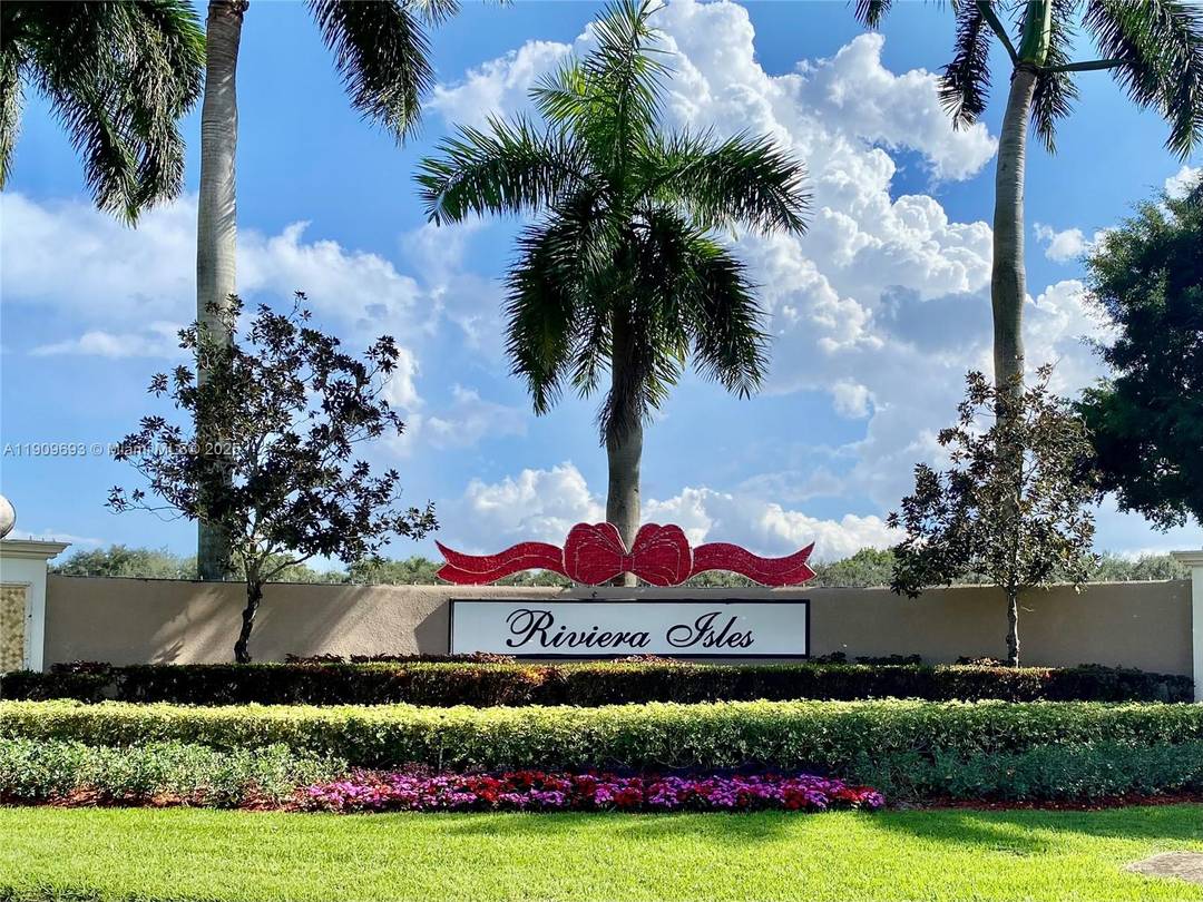 NEW on the Market, this impeccably well maintained 4bed 2.