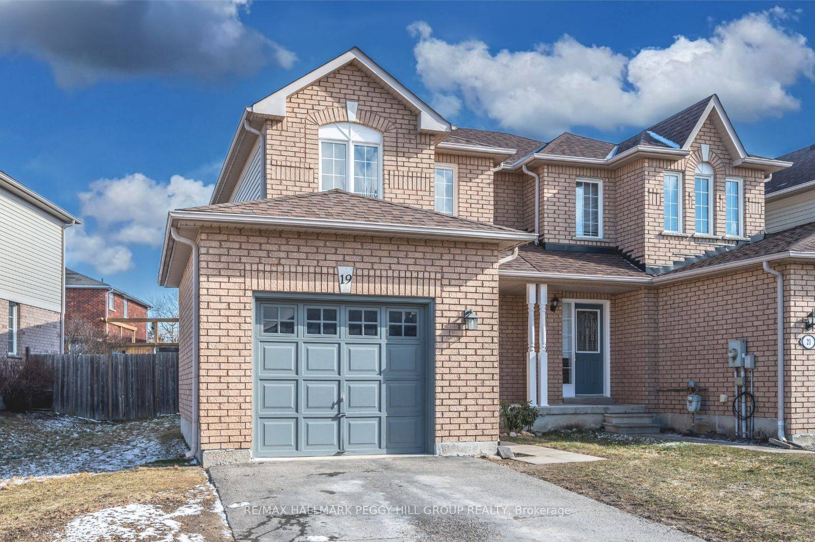 STYLISH END UNIT TOWNHOUSE WITH MODERN UPDATES A FINISHED BASEMENT !