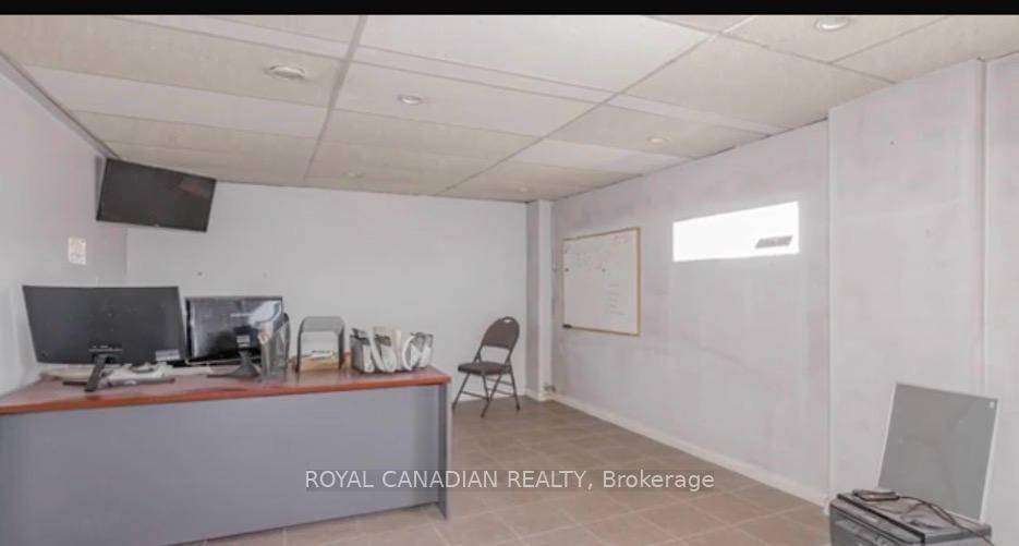 Well located industrial condominium unit in Etobicoke steeles and Hwy 27, offering approximately 5, 800 sq.