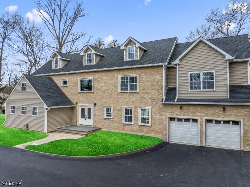 Stunning New Construction 4, 000 Sq Ft 5BR 3.