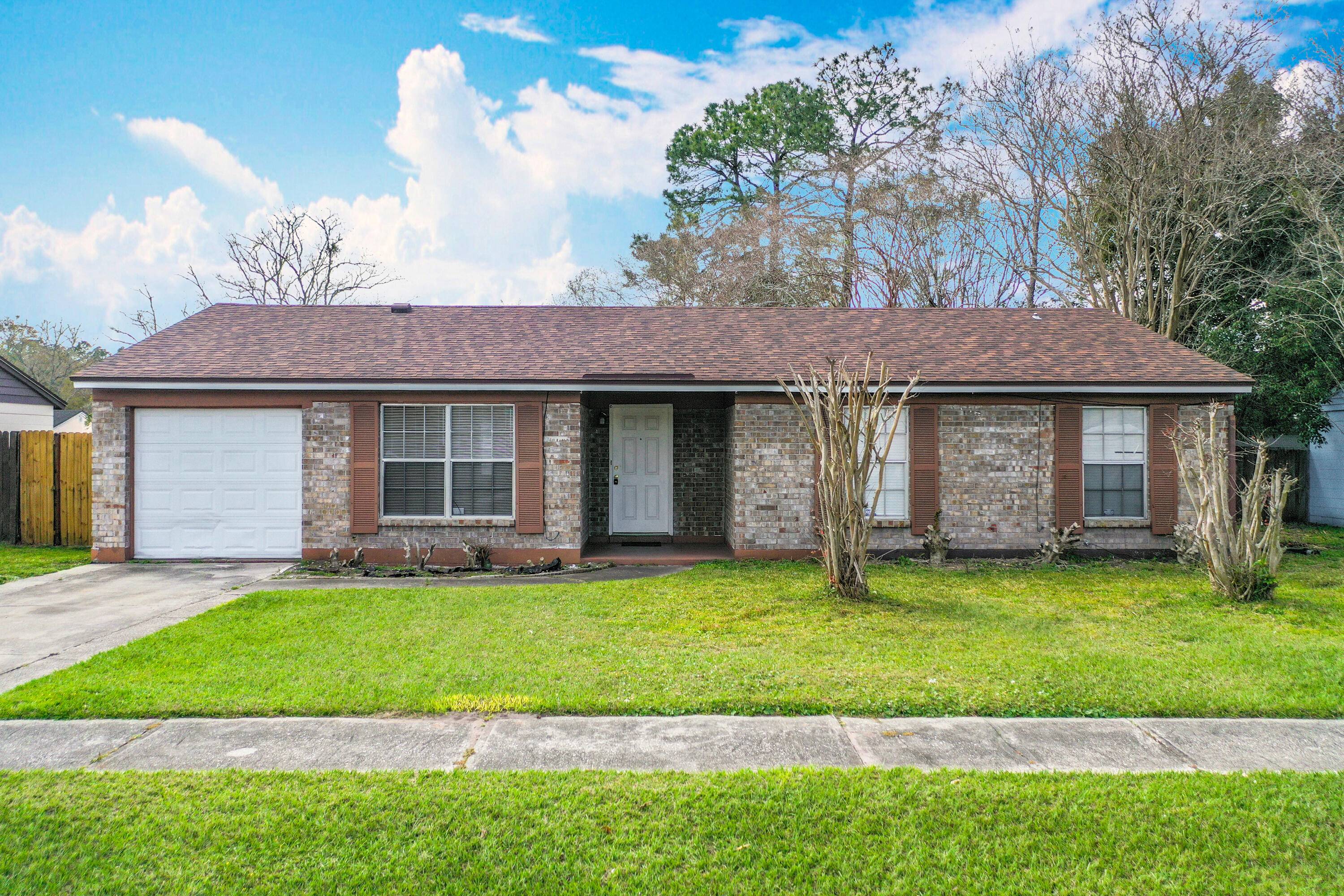 SELLER FINACING AVAILABLE FINANCIAMIENTO DISPONIBLE Built in 1983, this charming 3 bedroom, 2 bath home spans 1, 801 sq ft and is situated in a quiet, friendly neighborhood.