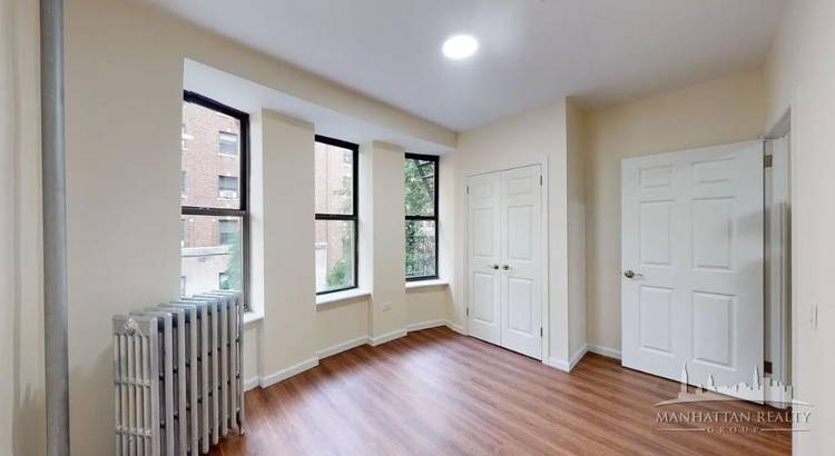 Large and renovated 2 bedroom apartment in prime East Village location !