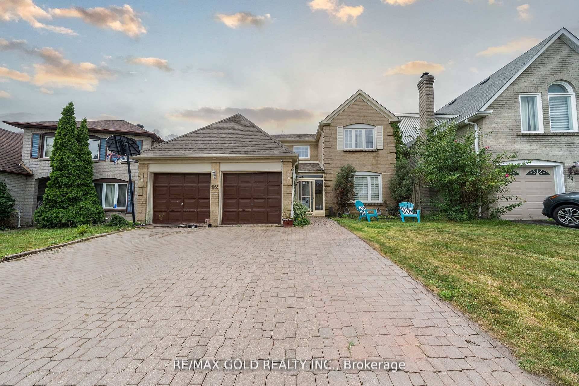 Welcome to 92 Jaffa Drive A Professor's Lake Gem !