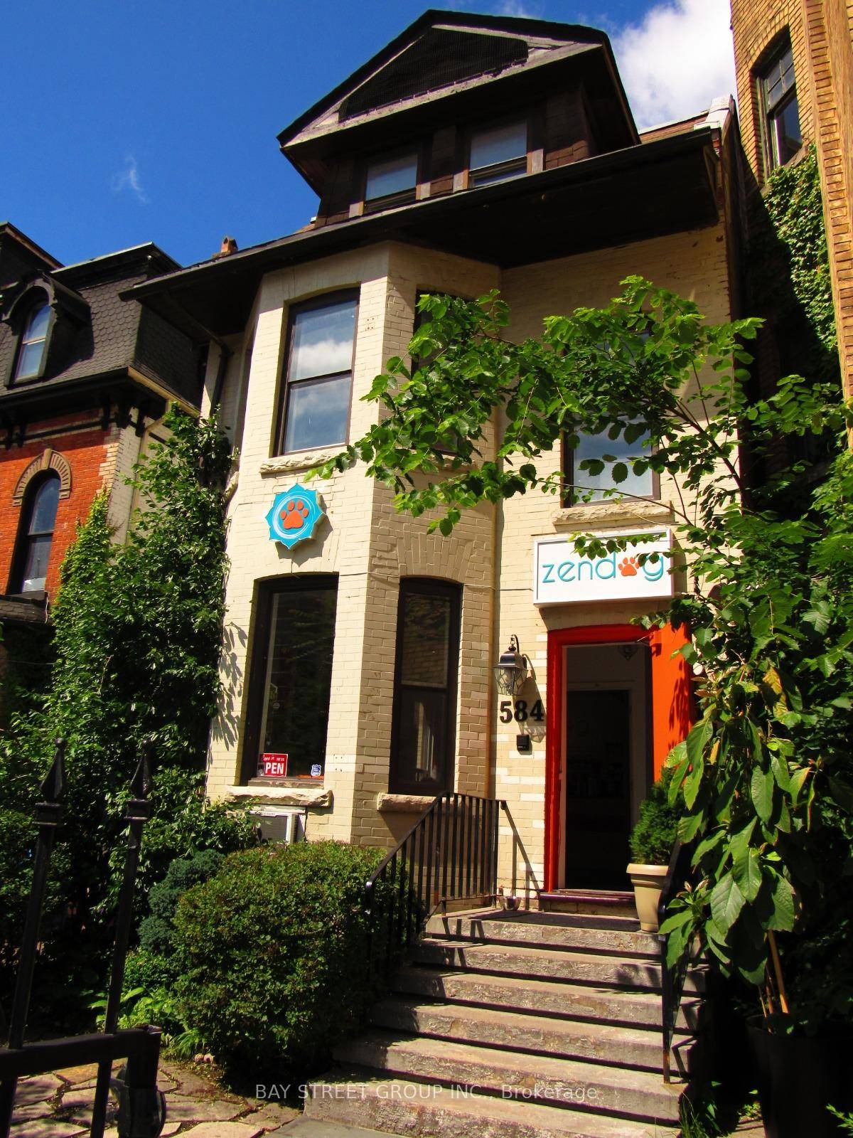 Flagship Store, The first of the Two Zendog pet stores, caters to Dogs and Cats.