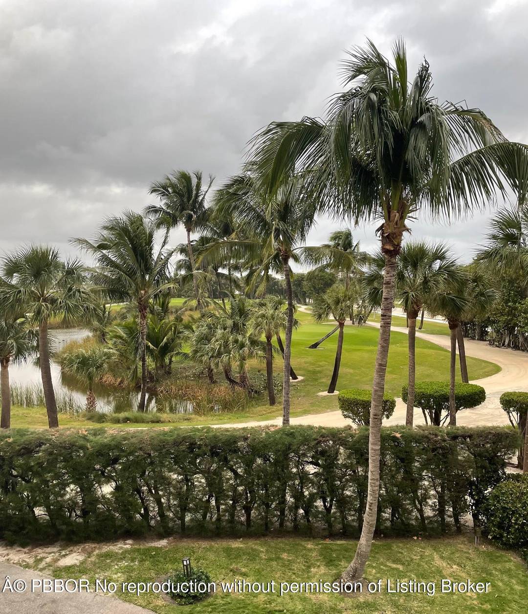 Location is everything ! The President of Palm Beach is beautifully situated between the Atlantic Ocean and Intracoastal.