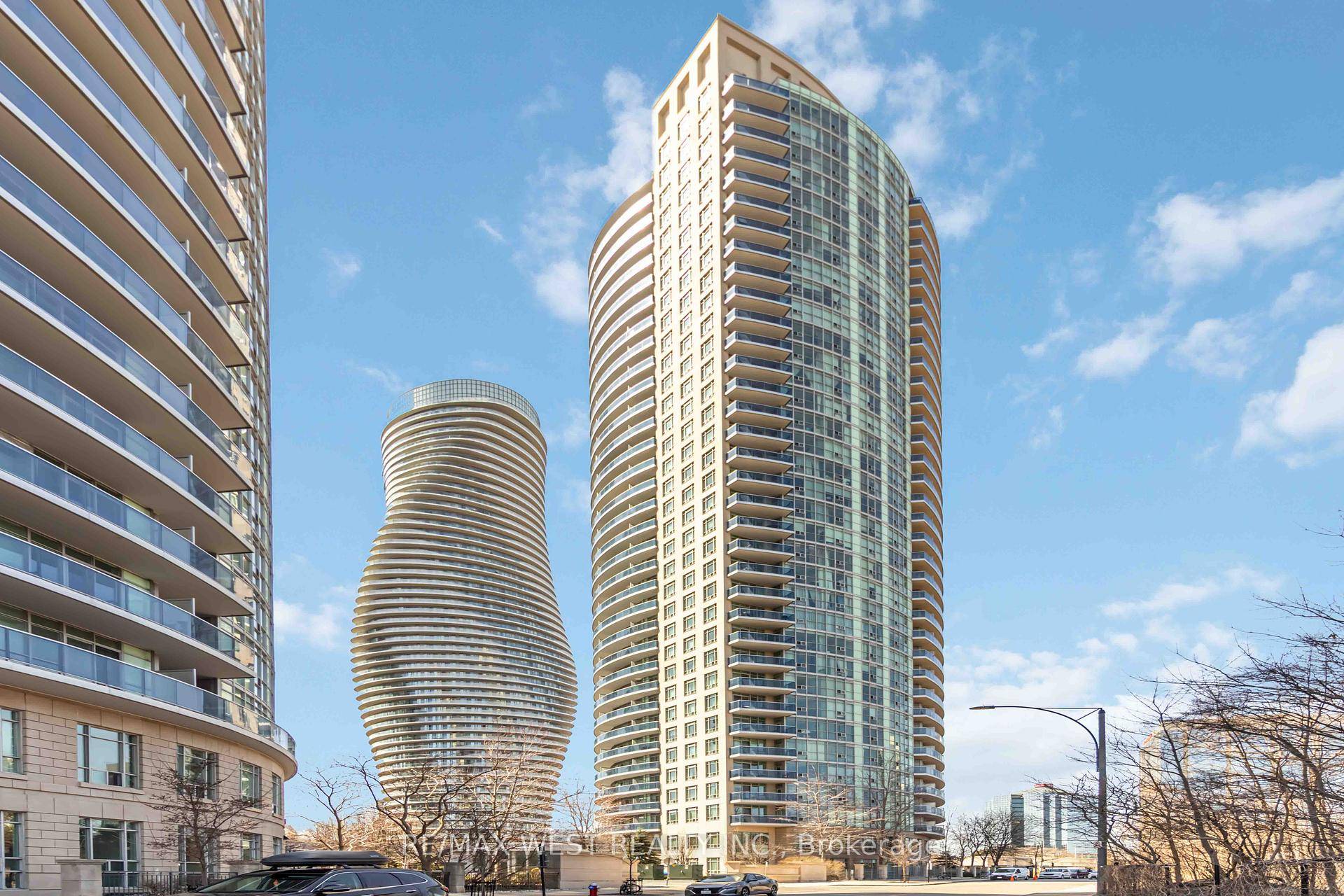 Don't miss this opportunity to own this spacious, well maintained and super clean 2 bedroom plus den and 2 bathroom condo unit in Mississauga's premier community !