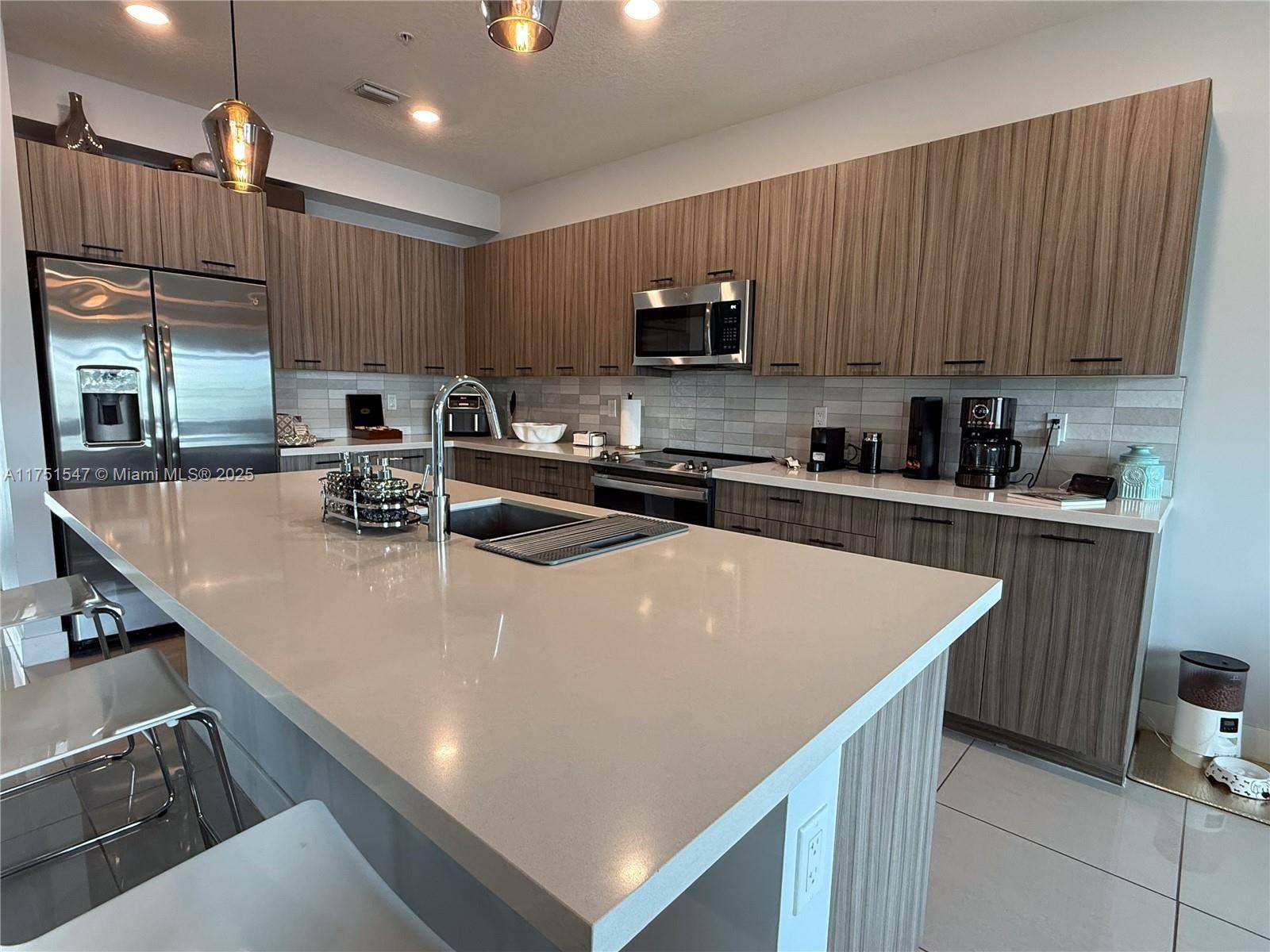This 2 story lake view unit offers 3 beds, 2.