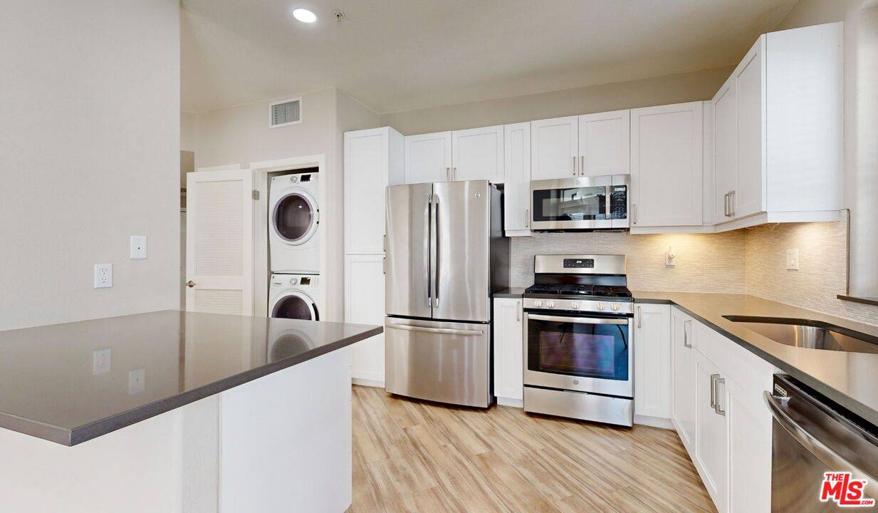 6280 W 3rd St 2BR Hancock Park La