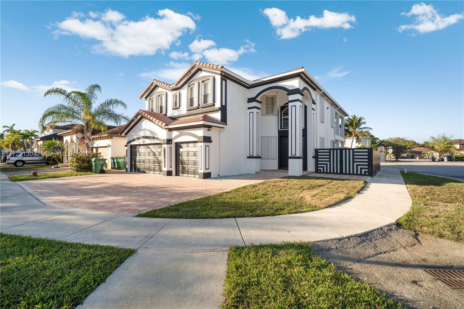 Tucked away in quiet western Tamiami is this very spacious 5 BED 3 BATH family home with over 4200sf of total area !