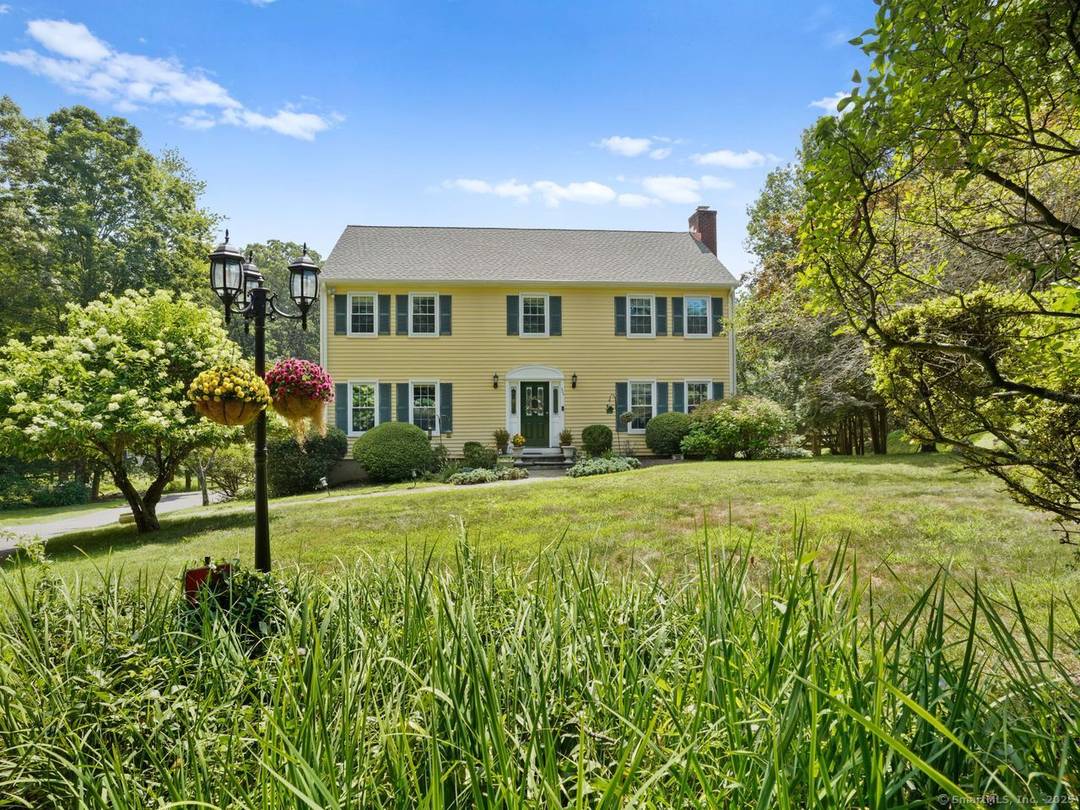 Storybook Saltbox Colonial in North Stamford Nestled on a quiet cul de sac, this enchanting 4 bedroom, 2.