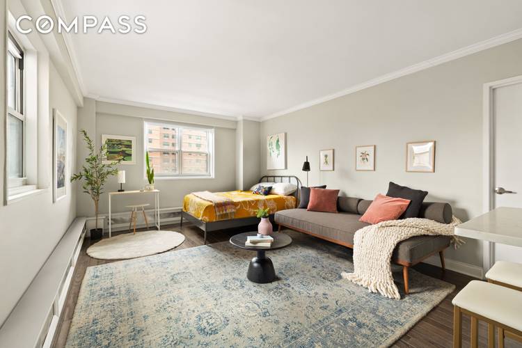 Bright and Spacious Renovated Studio in Fort Greene Sunny and inviting, this large renovated studio at Fort Greene s University Towers offers double exposures to the north and east, filling ...