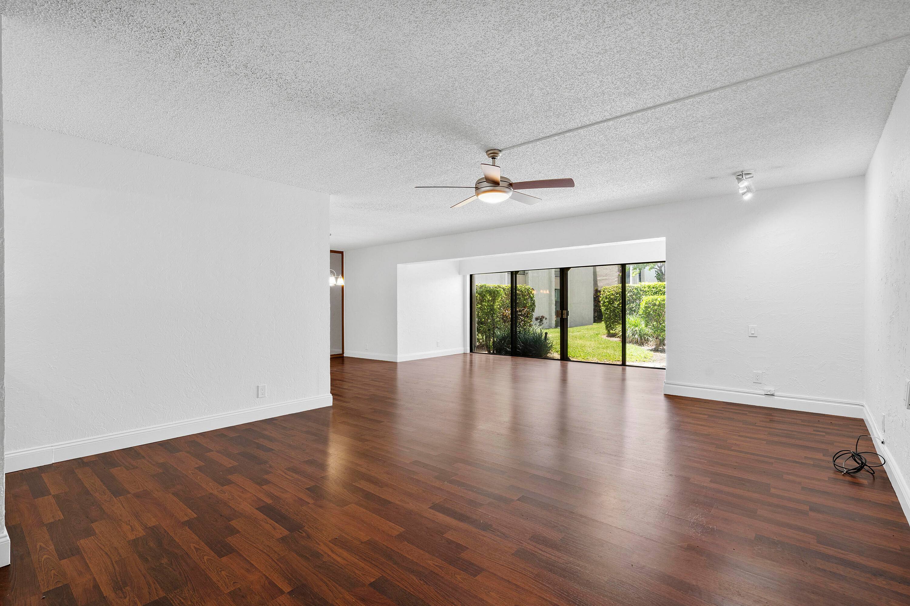 GREAT LOCATION ! CORNER GROUND FLOOR UNIT WITH GARDEN VIEW !