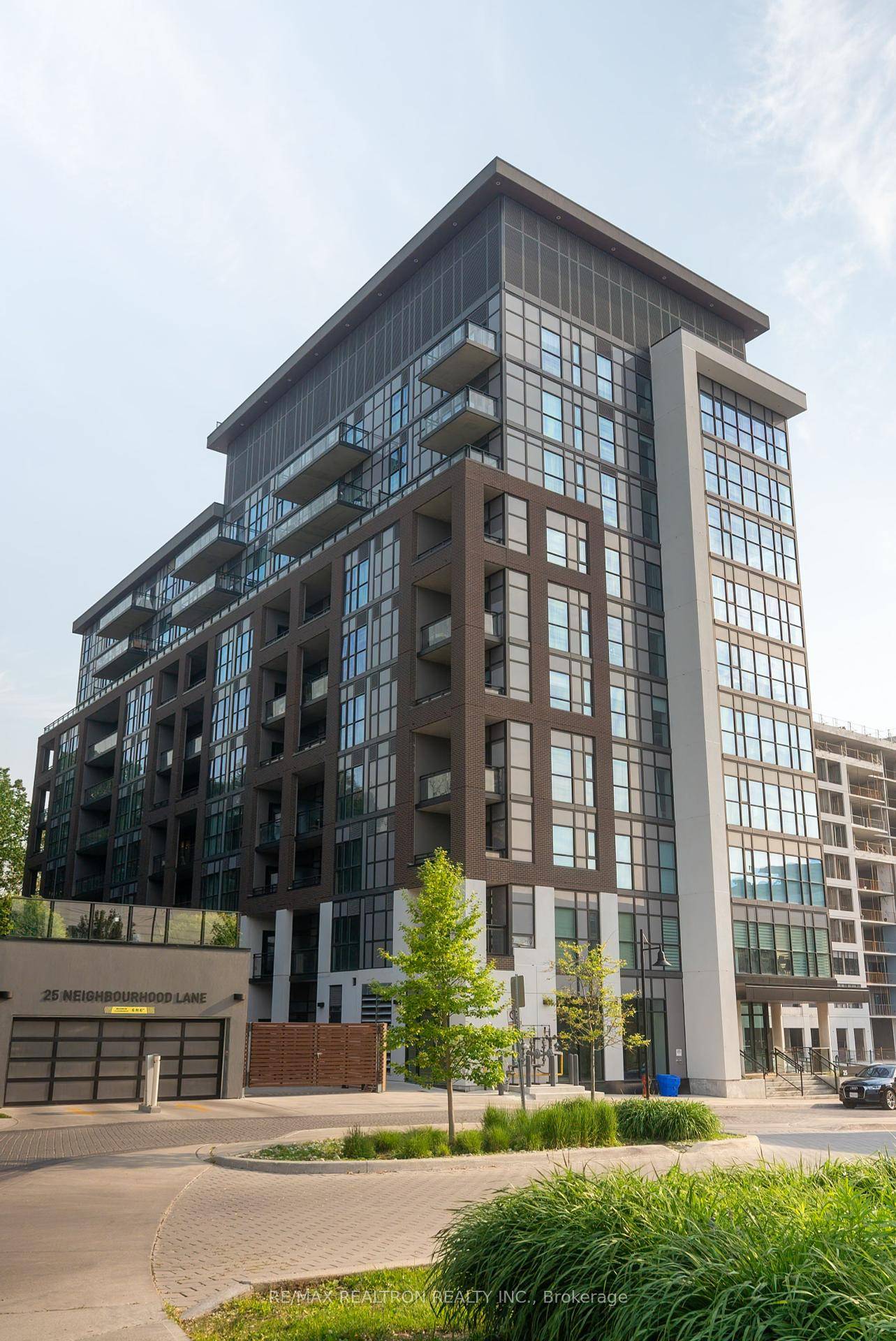 Welcome to the desirable Queensview Backyard Condos An abundance of natural light.