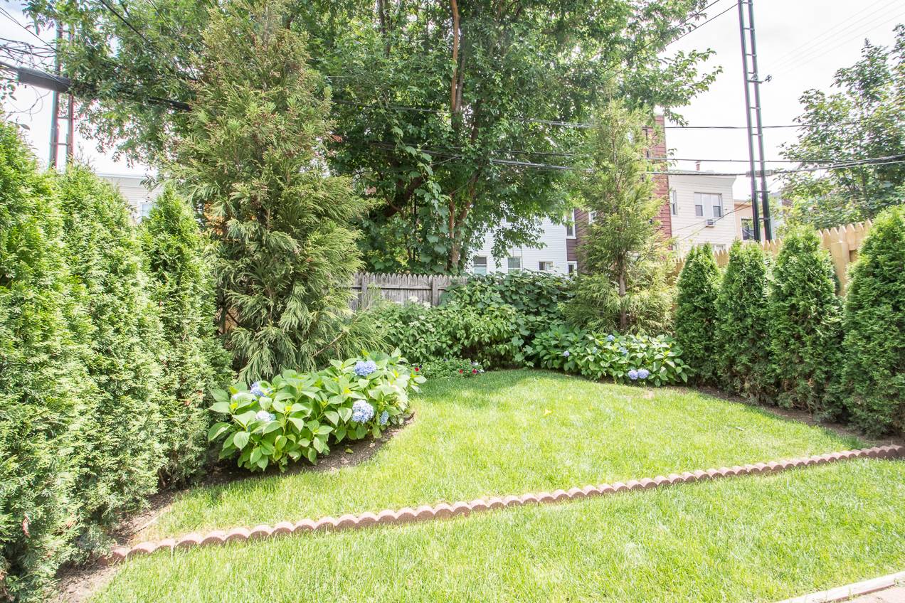 Our thoughts.... Set on one of Greenpoint s prettiest, tree lined blocks, this garden level apartment in a classic three family brownstone blends fresh renovations with all the charm of ...