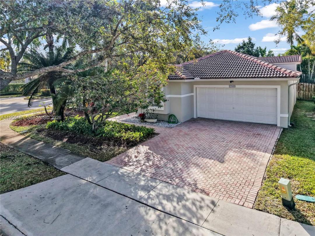 Beautiful Single Family Home on a desirable corner lot in the sought after Pembroke Lakes area of Pembroke Pines.