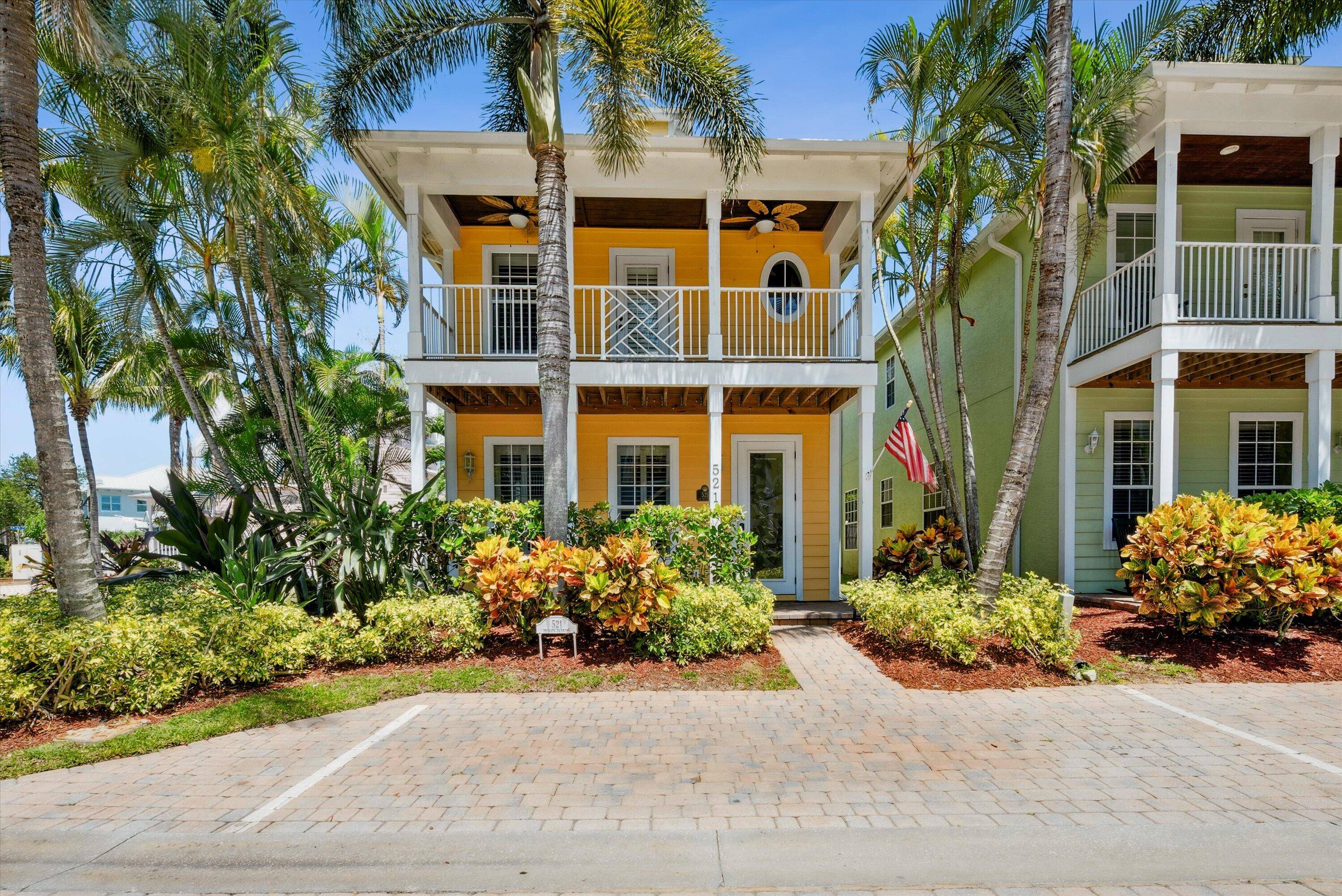 Live in the heart of Downtown Stuart !